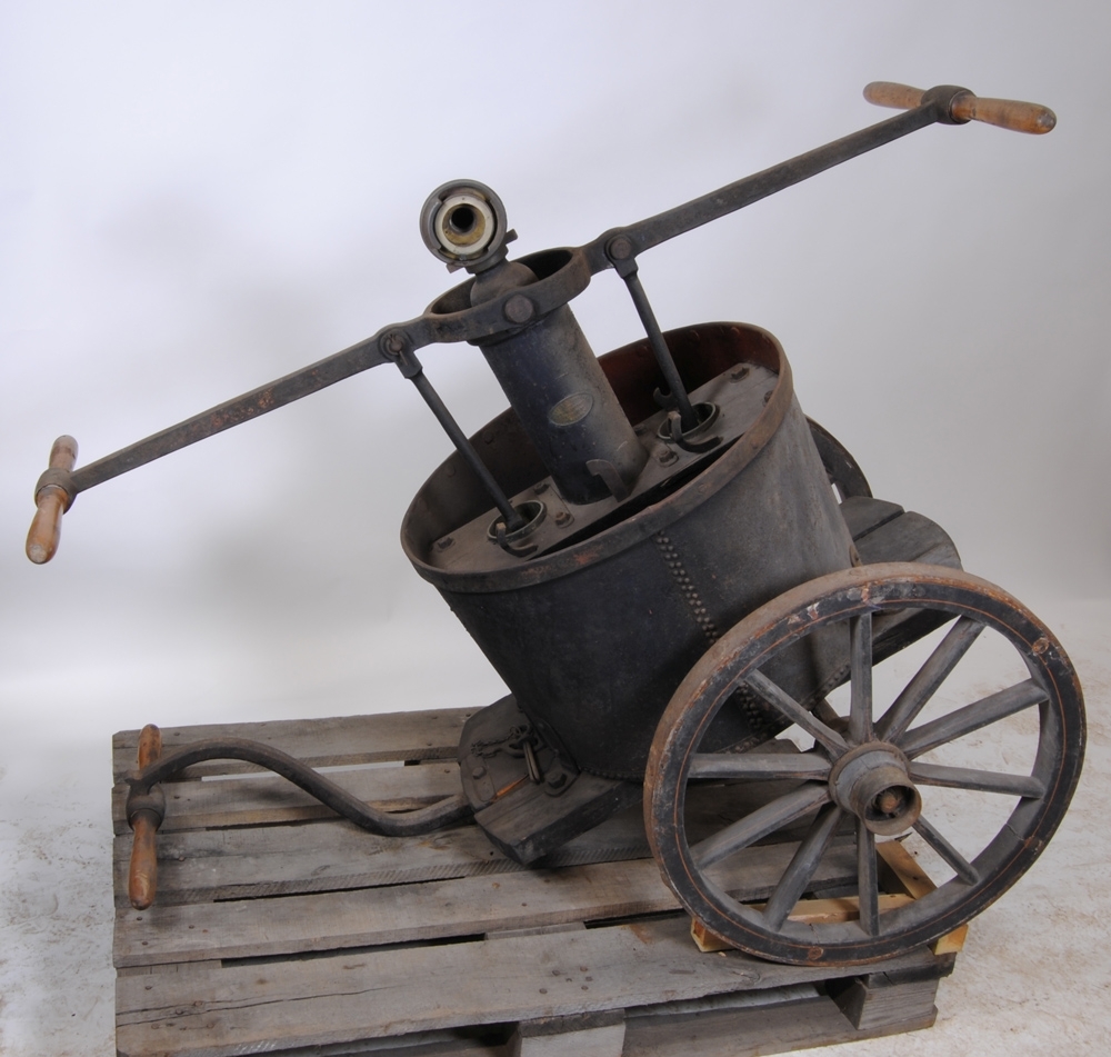 Specialverktyg till brandspruta (:1). Verktyget är platt, 3 mm tjockt och böjt i ena änden.

Historik: Brandsprutan skickades till museet från Banverket, Järnvägsstationen i Skövde.