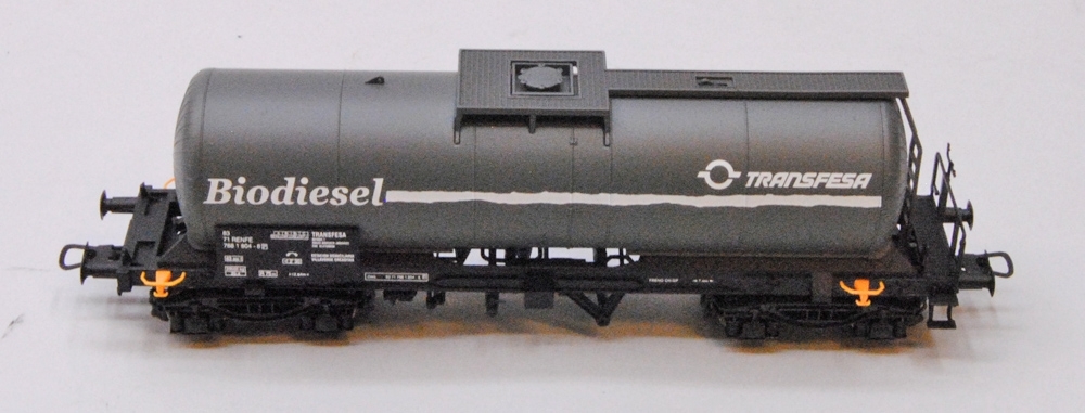 Tankvagn, skala H0 (1:87), grå behållare med texten "Biodiesel" samt "TRANSFESA" i vitt på sidorna. Undertill är vagnen märkt "Electrotren". Tillhörande spår, se Jvm 21082:2.

Modell/Fabrikat/typ: Ho