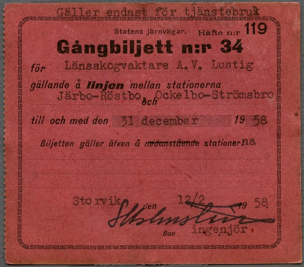 Röd gångbiljett med den tryckta texten:
"Gäller endast för tjänstebruk
Statens Järnvägar. Häfte n:r 119
Gångbiljett n:r 34 för Länsskogvaktare A.V. Lustig
gällande å linjen mellan stationerna Järbo-Röstbo och Ockelbo-Strömsbro till och med den 31 december 1958
Biljetten gäller även å nedanstående stationerna.
Storvik den 12/2 1958 [sign] Baningenjören".
Biljettexten är inramad med streckad linje. Ena sidan har märken efter perforering där den suttit fast i ett häfte.
Baksidan har informationstext som berör regler för vistelse på banvall och spår.
