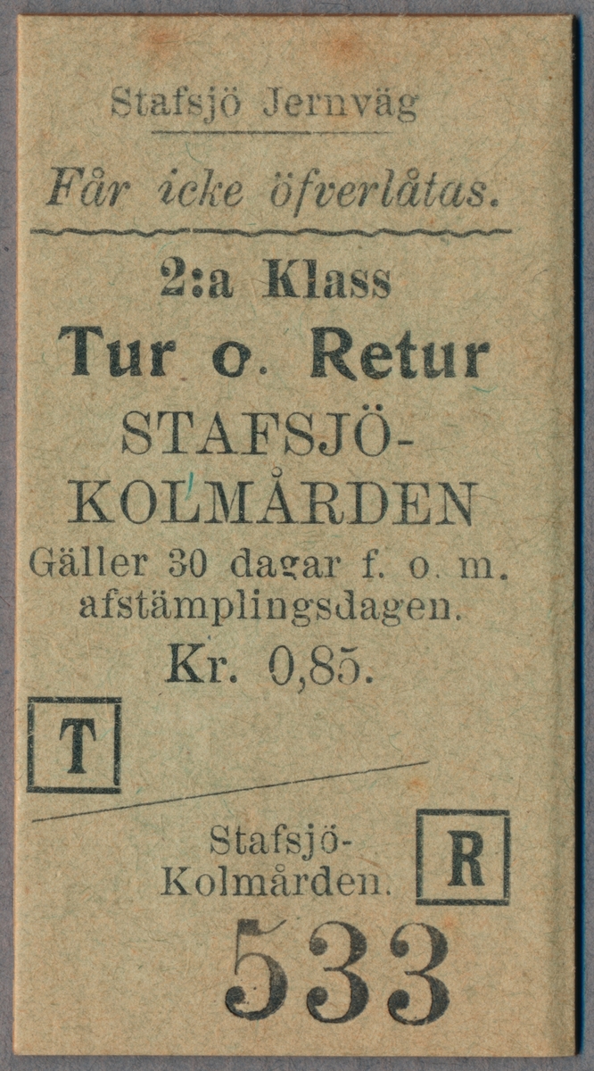 Grågrön Edmonsonsk biljett av kartong med följande tryckta text:
"Stafsjö Jernväg.
Får icke öfverlåtas.
2:a Klass Tur o. Retur 
STAFSJÖ-KOLMÅRDEN
Gäller 30 dagar f. o. m. afstämplingsdagen.
Kr. 0,85.".
Biljetten har en fyrkantig ruta med bokstaven "T" och en annan fyrkantig ruta med bokstaven "R", på nedre delen av biljetten. Längst ner står biljettnumret "533".
Se bilaga till samling.