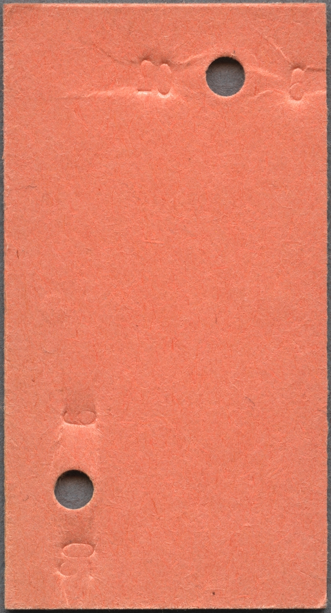 Edmonsonsk biljett av brunrosa kartong med tryckt text i svart:
"SJ Persontåg
Halv Enkel
Göteborg C - ALINGSÅS
5.-- 2". 
Biljetten har datumet 10 05 73 samt G4 stämplat högst upp. Framför priset finns en figur i form av en stjärna. Det finns två hål  efter biljettång. När biljettången användes blev också "9" och "05" präglat på baksidan intill hålen. Biljettnumret "2268" står i nederkant. Det finns en dubblett med annat datum, biljettnummer och präglad text på baksidan, i övrigt identisk med originalet.