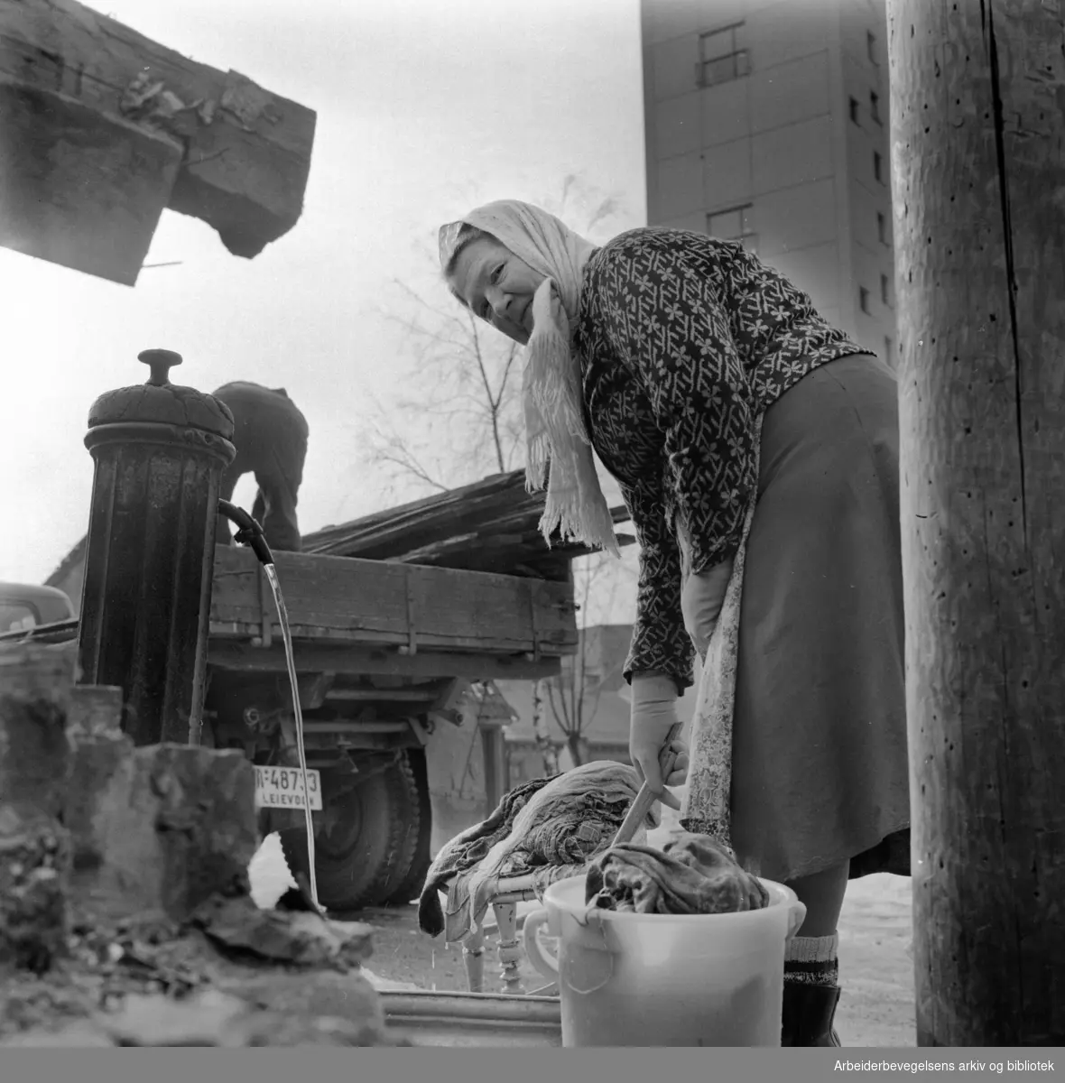 Enerhaugen. Langleiken. Olga Johansen ved vannposten..Mars 1963