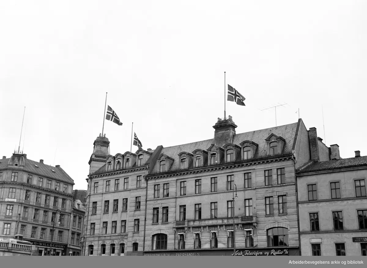 Folkets Hus (Møllergaten 18, Youngsgaten 11. - 13. før ombyggingen). Folkets Hus flagger på halv stang for Jørgen Knudsen. September 1954