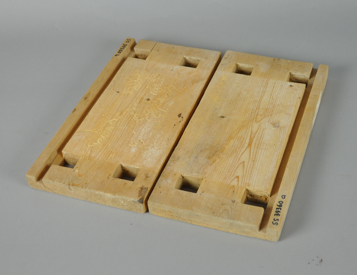 To sideplater til osteform. Begge platene har fire kvadratiske hull til plugglåser, og spor på tvers til lokk eller bunnparti. Den ene platen har vært knekt på tvers ved de øverste plugglåsene, og festet sammen igjen.