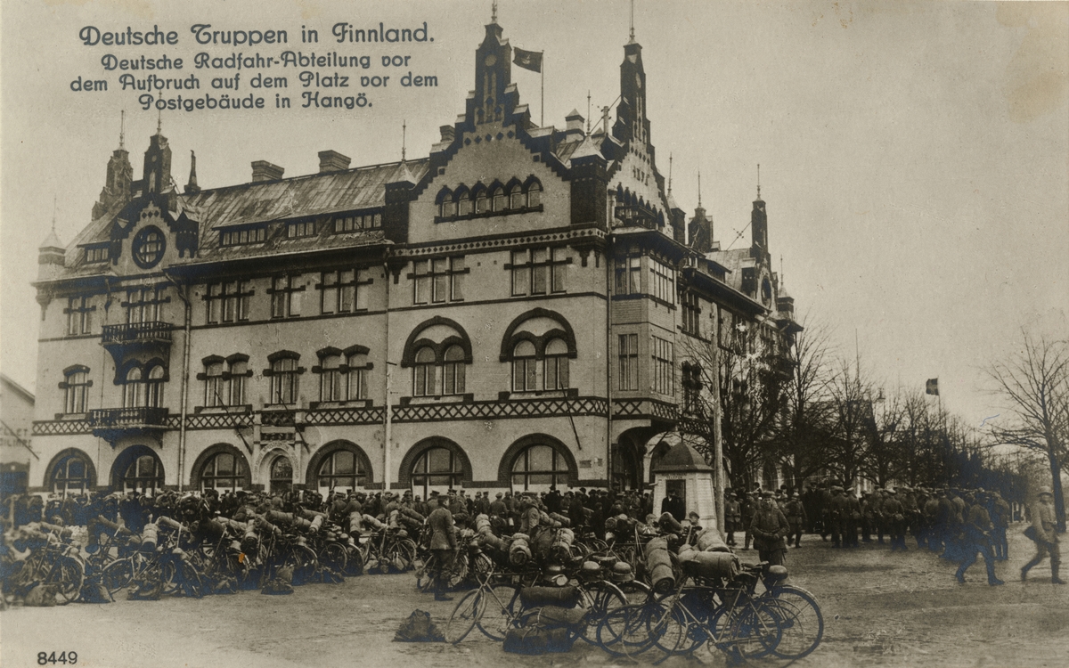 Text i fotoalbum: "Tyska trupper i Finland. Tysk cykelavdelning före avgång på torget framför postkontorsbyggnaden i Hangö".