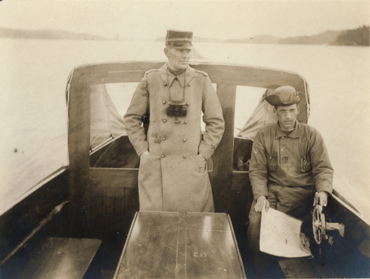 Text i fotoalbum: "Officersövningarna 1920. Kristian är förläggningstrupp!"