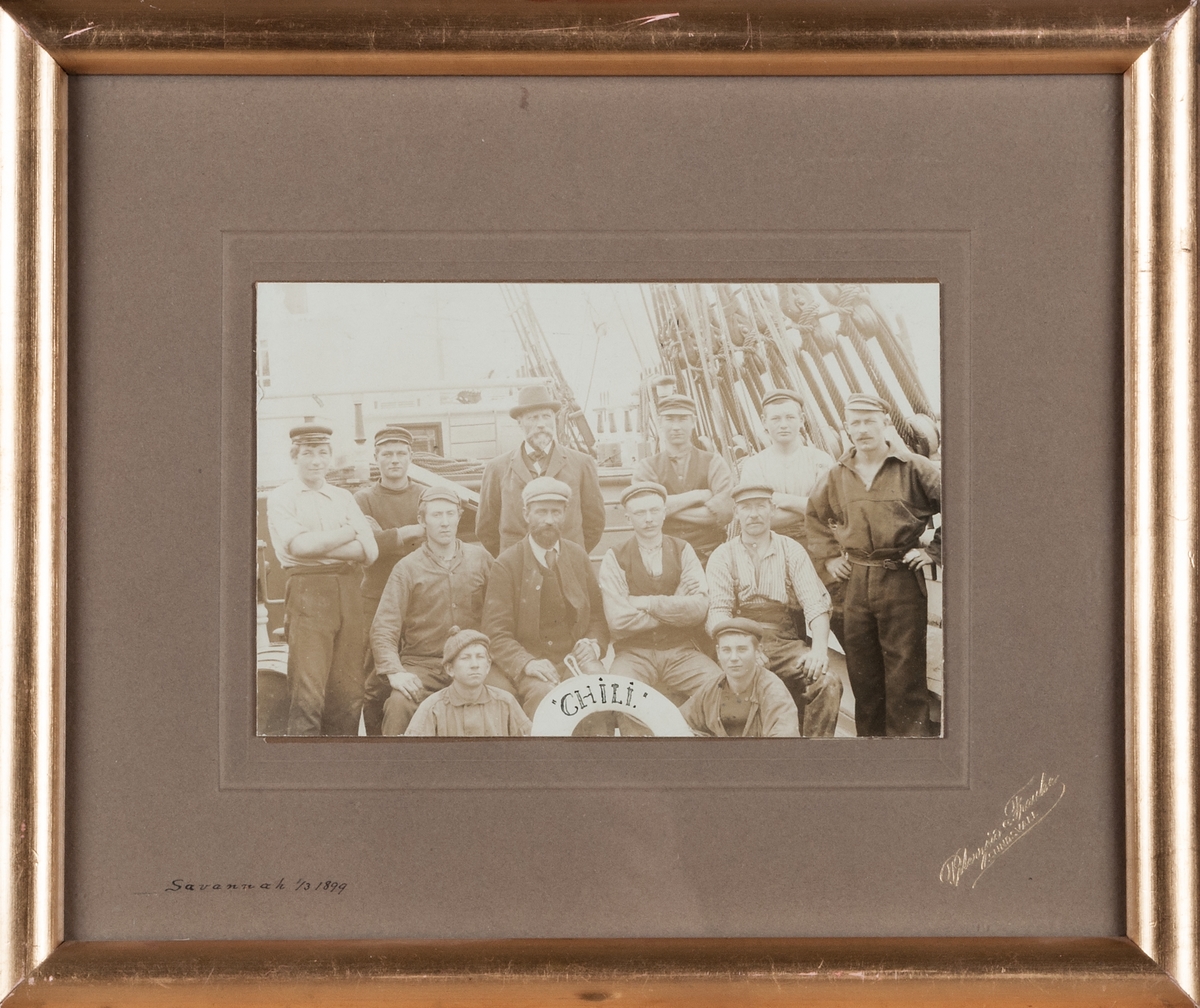 Fotografi av besättningen på skeppet Chili av Gävle.
Savannah 1/3 1899. I glas och ram.