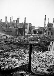 Bygningsrester etter den tyske bombinga av kommunesenteret L