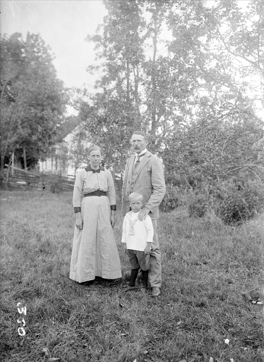 Sam Eriksson med hustrun Elisabet och sonen Lennart, Tibble, Torstuna socken, Uppland