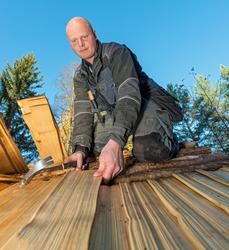 Tømrer Knut-Arild Nordli fester stikker øverst på søndre hal