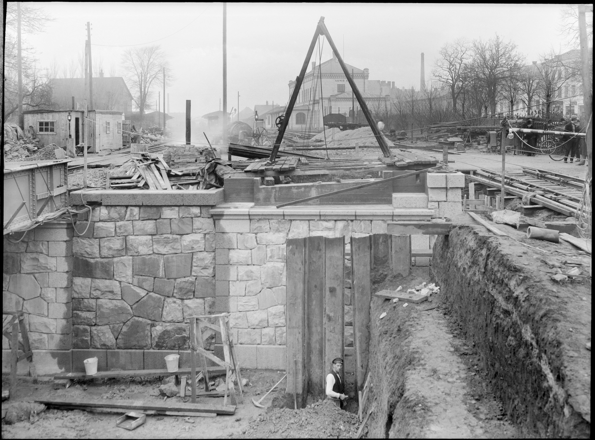 Vid byggnationen av vägporten över Trollebergsvägen i Lund, 1931. Plintarna för landfäste i norr för nedgående spåret.