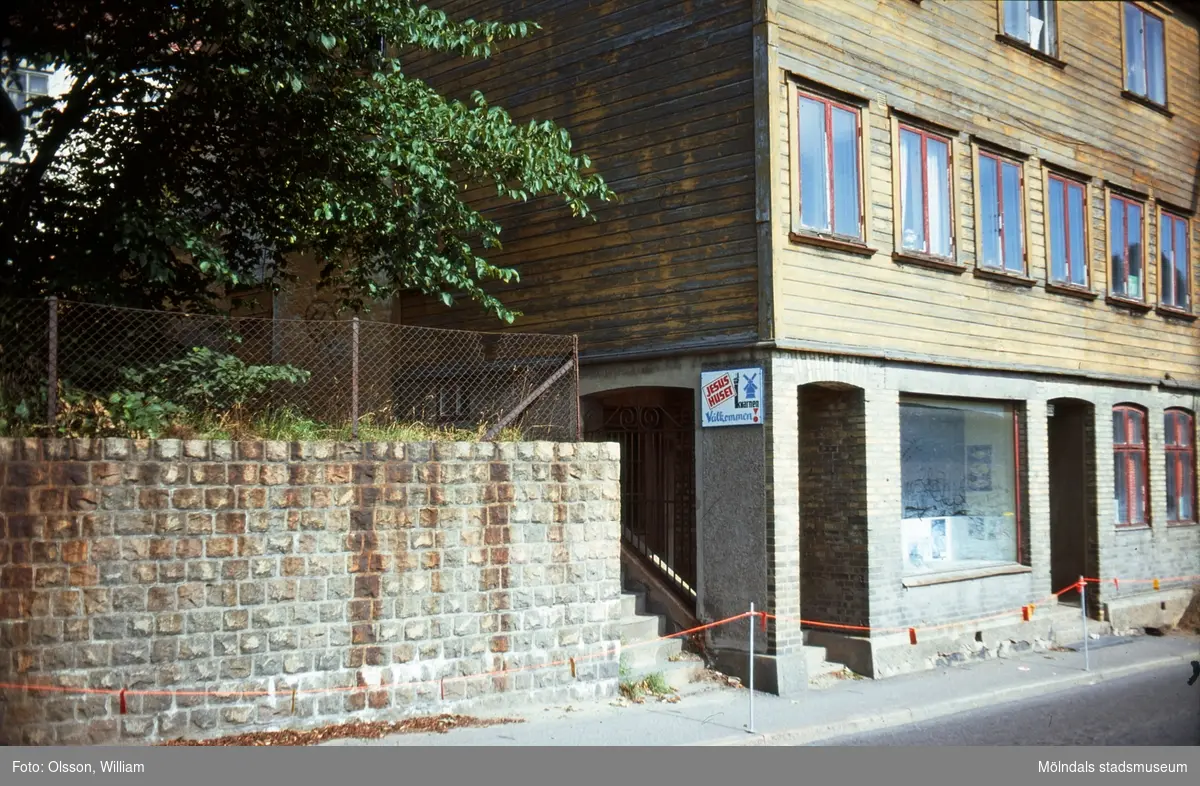 En mur, en trappa och ett hus vid Kvarnbygatan 33 och 35, okänt årtal.