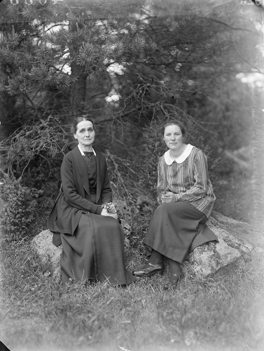 "Nelly Granberg och Agnes Karlson Brunnby", Altuna socken, Uppland 1926
