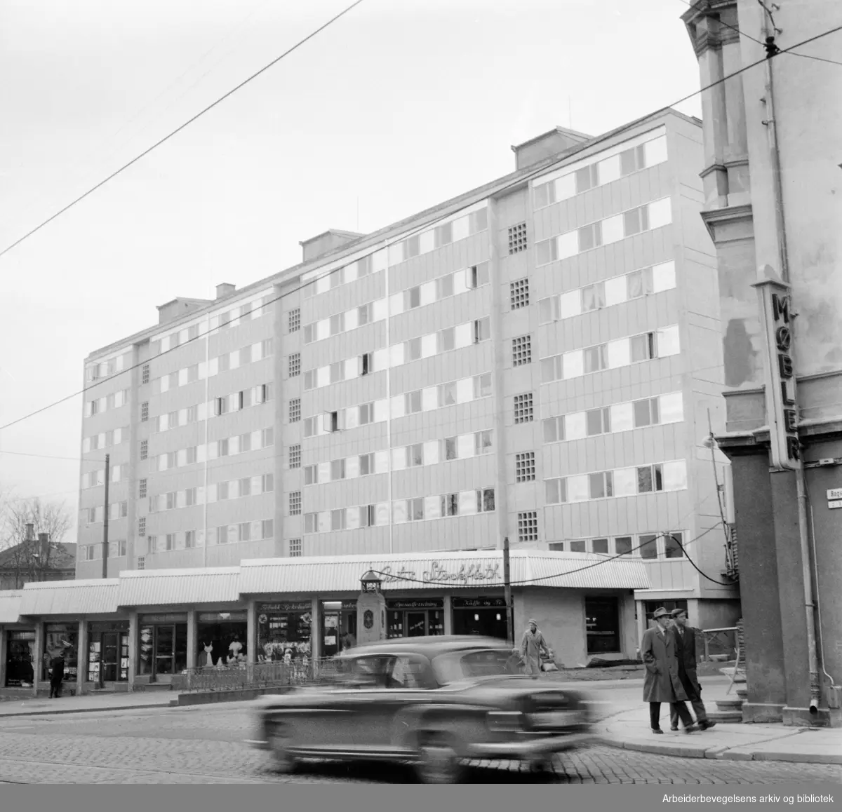 Bogstadveien. Nybygg på hjørnet av Bogstadveien / Oscarsgate. Mai 1957