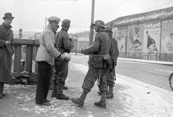 Tyske soldater holder vakt på Bakke bro