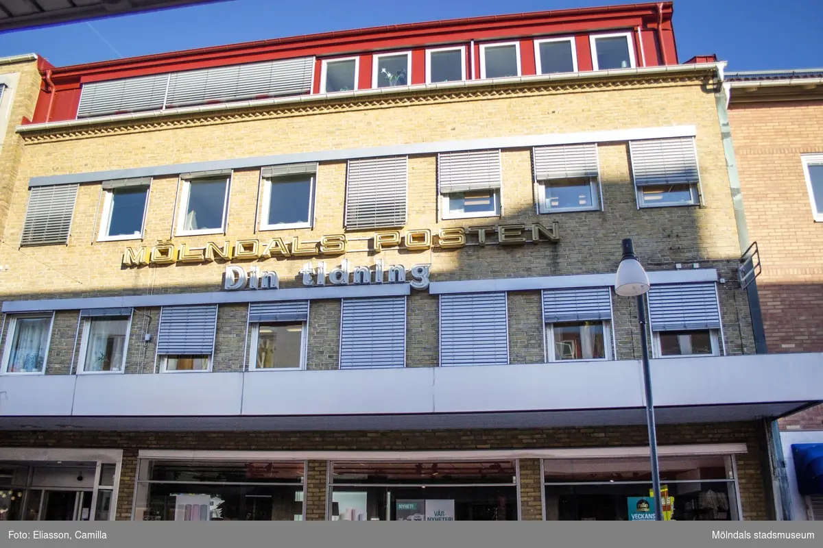Tidningen Mölndals-Postens redaktion på Brogatan 16 (Havskatten 12), år 2015. I entréplan ligger butiker. Dokumentation av platsen innan rivning och nybyggnation.
