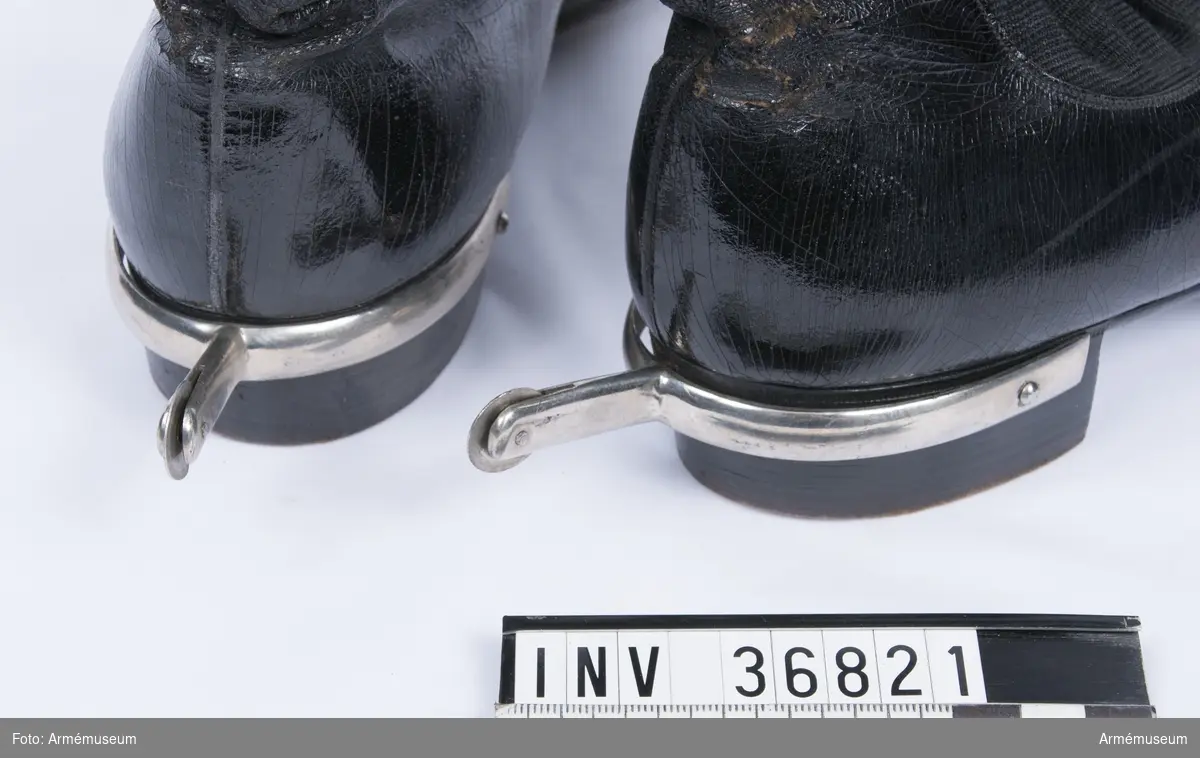 Grupp C I.
Ur paraduniform för officer vid Smålands husarreg; 1895-1910. Består dolma, högmössa med plym, långbyxor, skor med sporrar.