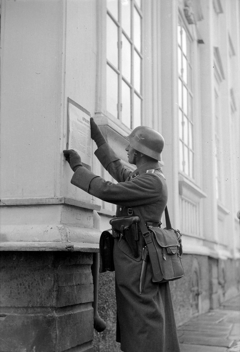 Tysk soldat henger opprop på hjørnet av Stiftsgården
