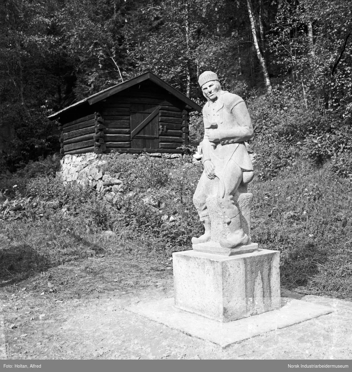 "Rallaren", statue ved Tinn museum.
