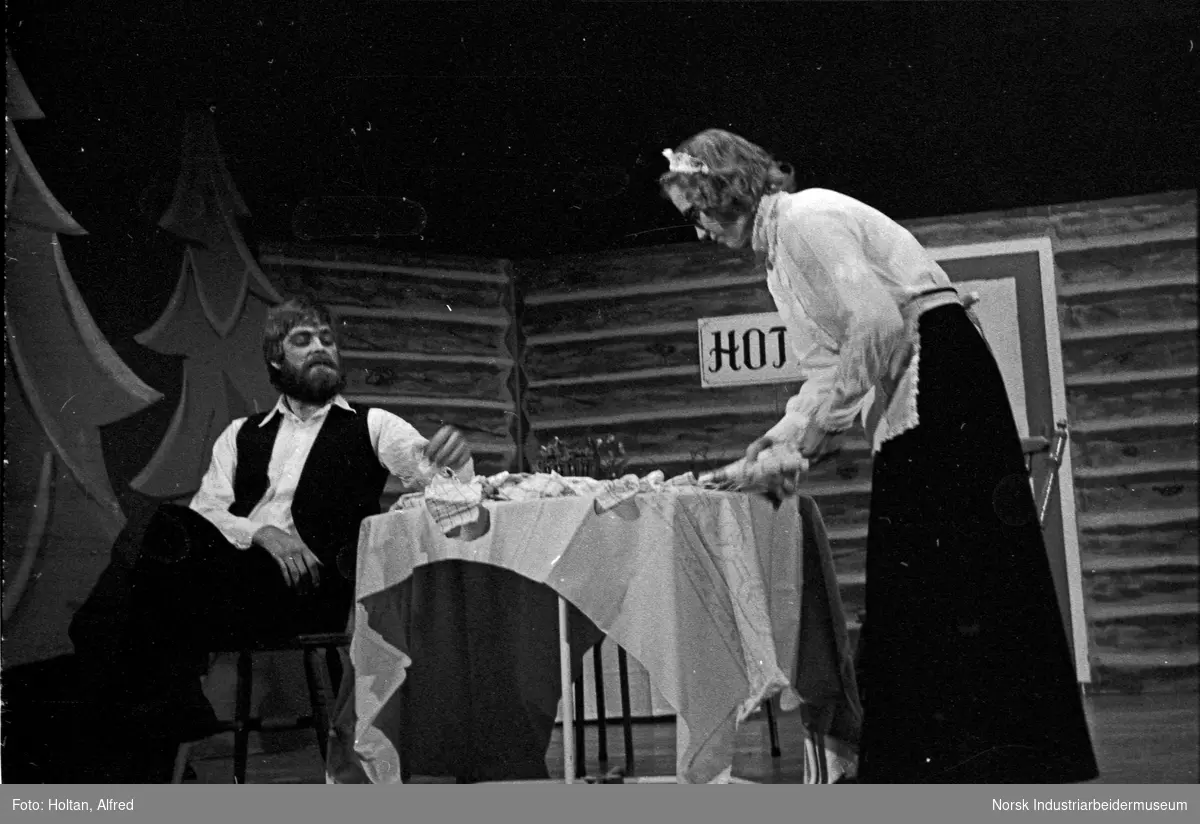 Scene fra teaterforestilling, i forbindelse med feiring av Austbygde samvirkelags 50-årsjubileum.