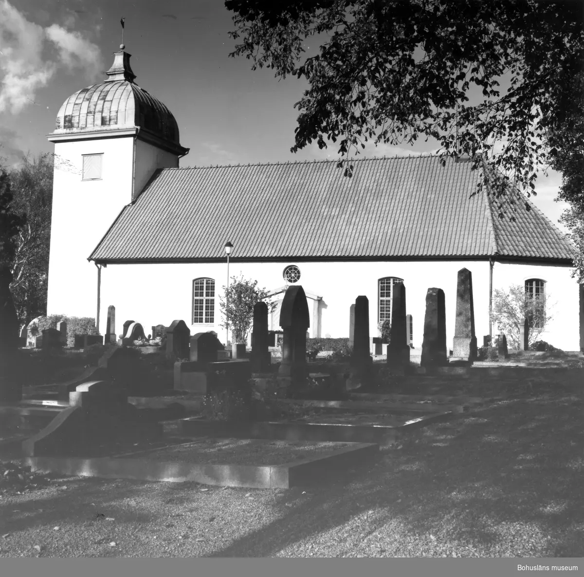 Text till bilden: "Jörlanda kyrka och kyrkogård från sydöst".
