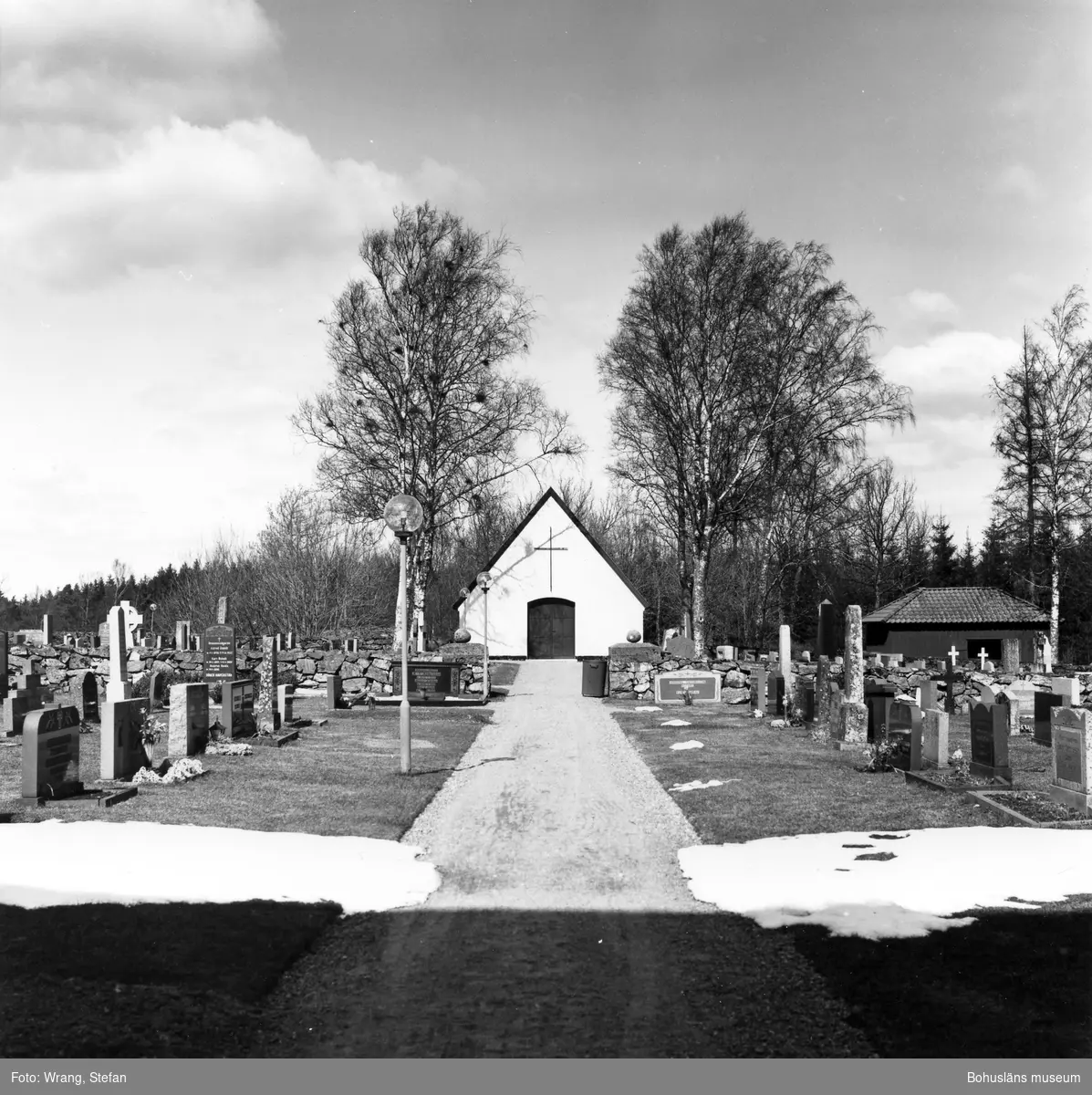 Text till bilden: "Naverstads kyrka. Kyrkogården norr om kyrkan, mot norr. Bårhus från 1950-talet".
