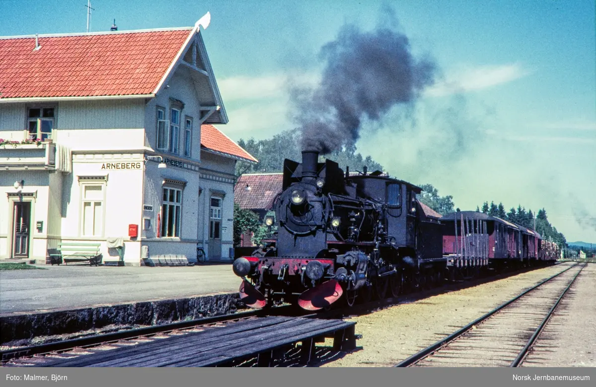 Godstog 5082 fra Elverum til Kongsvinger på Arneberg stasjon. Toget trekkes av damplokomotiv type 27a nr. 234.
