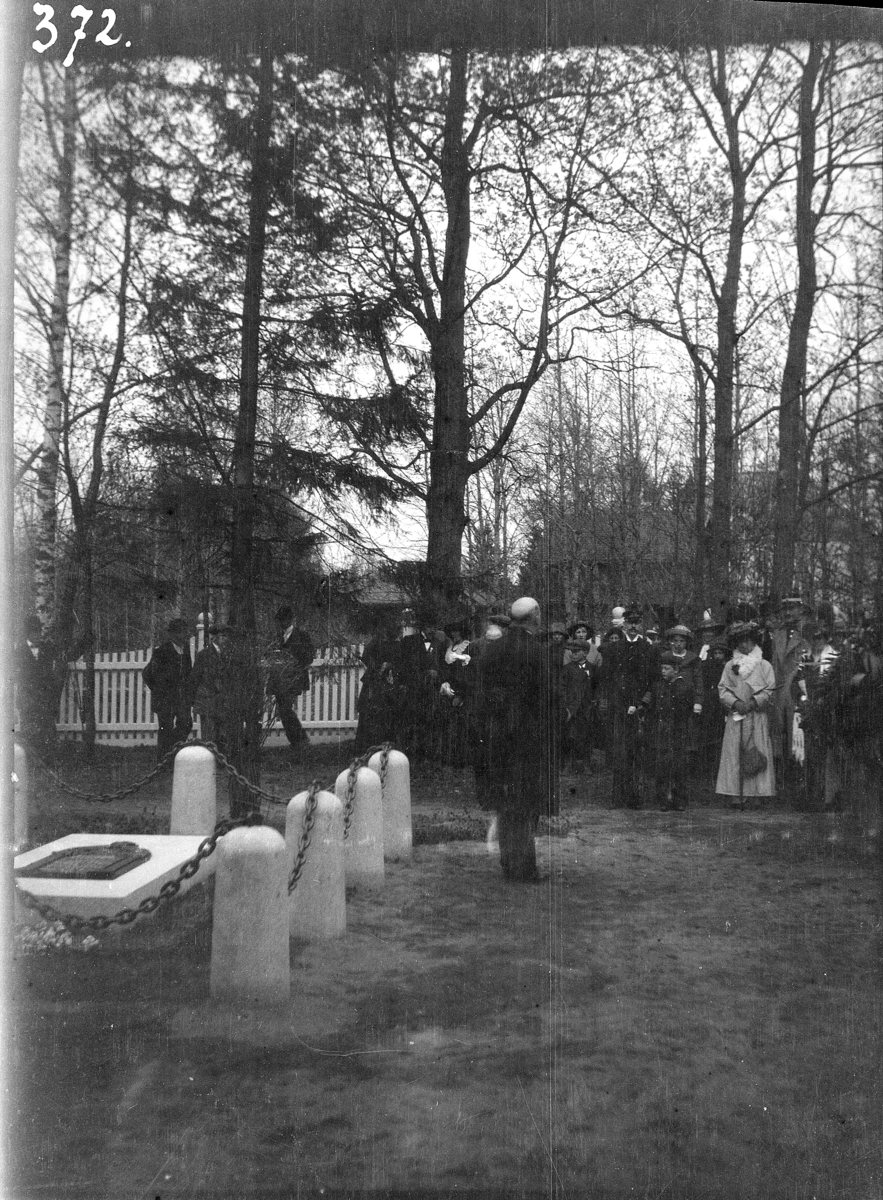 Eidsvoll, folkefest, grunnloven 100 år, 17.mai 1914. Kong Haakon, dronning Maud og prins Olav ved avduking av Carsten Anker monumentet