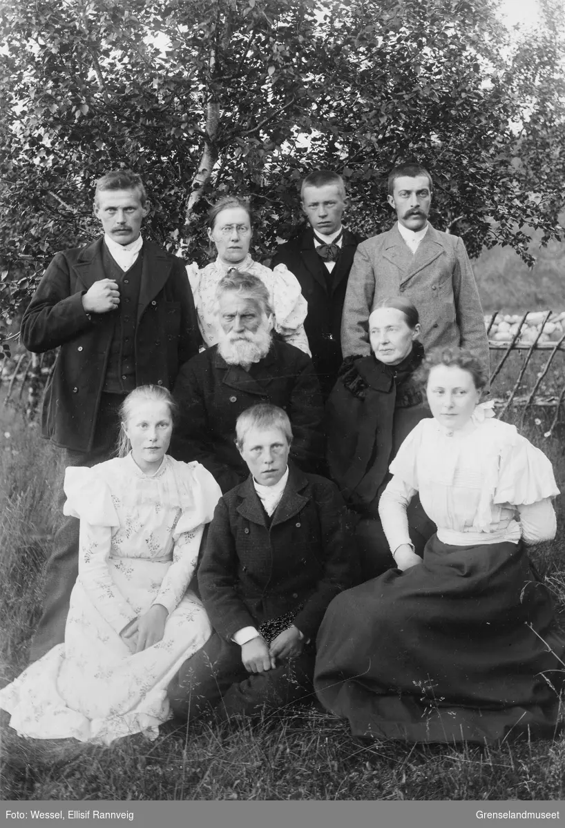 Handelsmann Hans Petter Figenschou med familie fotografert i hagen på Solheim, juli 1897.