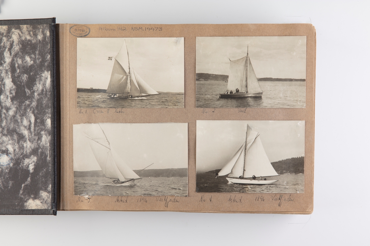Album med fotografier av seilbåter fra regattaer i 1896-1914.