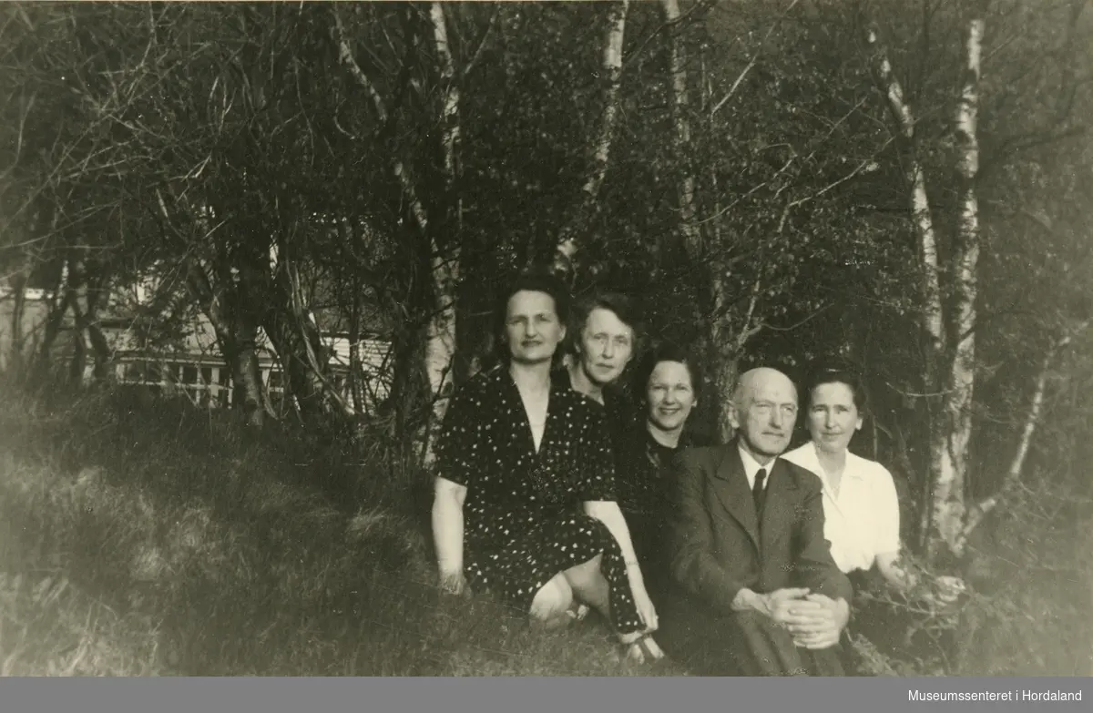 Emil Clausen med familie i hagen mai 1947.