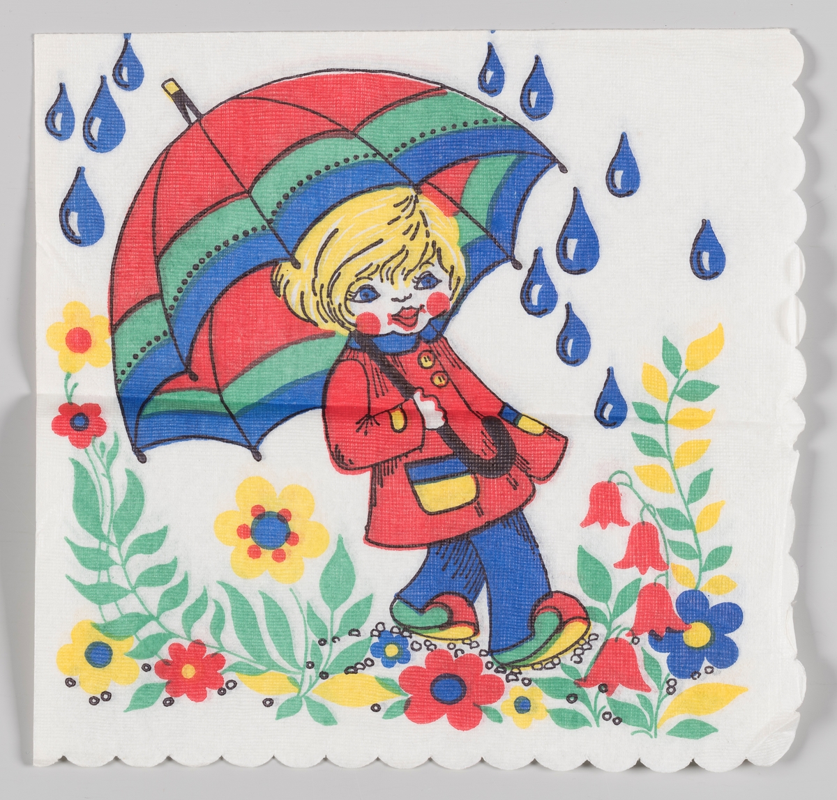 Et barn går med paraply og regnfrakk i en blomstereng i regnvær.