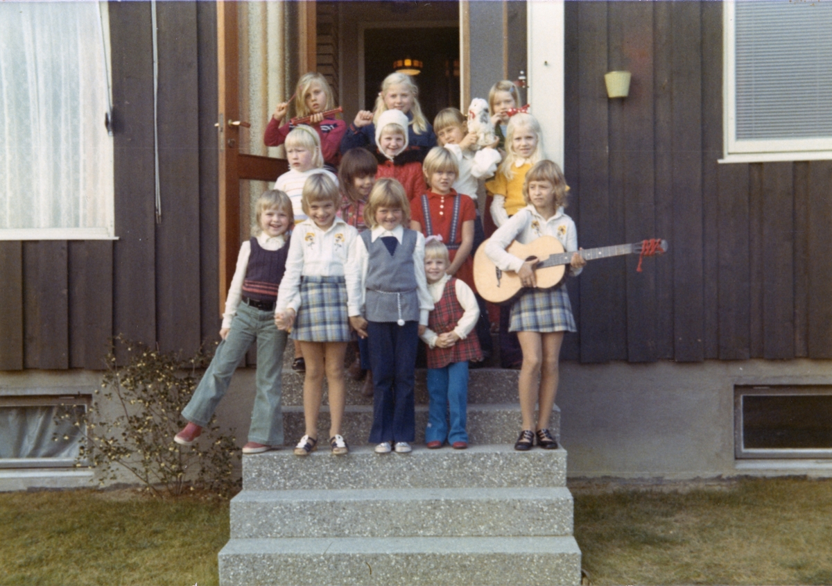 Barn i bursdagsselskap fotografert på trappen. Gjerdrum ca. 1973.