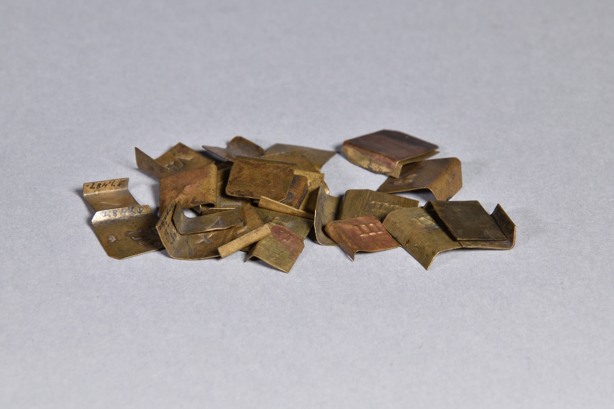 Gramvikt, 29 st, av mässingsplåt, fyrkantiga i olika storlek med instämplade romerska siffror.