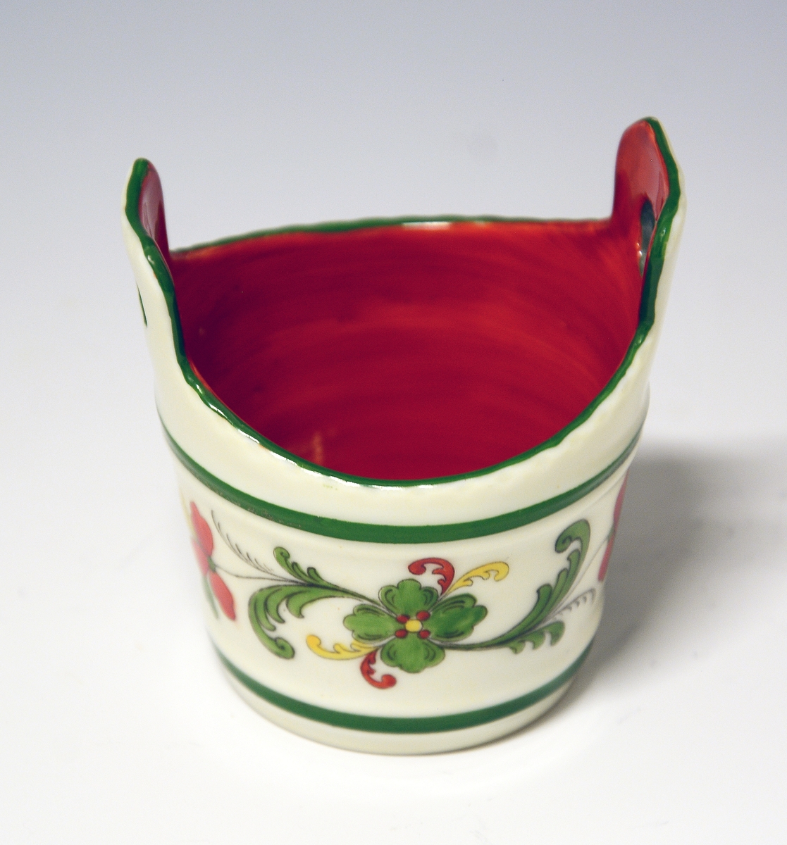 Smørbutt uten lokk med nordisk dekor, rødmalt inni. 
Finnes i priskuranten for 1909, tavle 28.
Modell: 1700