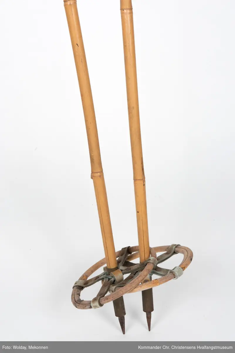 Teknikk: Bambusstav med jernpigg, festet til kobber- beslag, stiftet, naglet trinse med lærkors, håndstropp av lær, klinket m/kobbernagle

ett par

