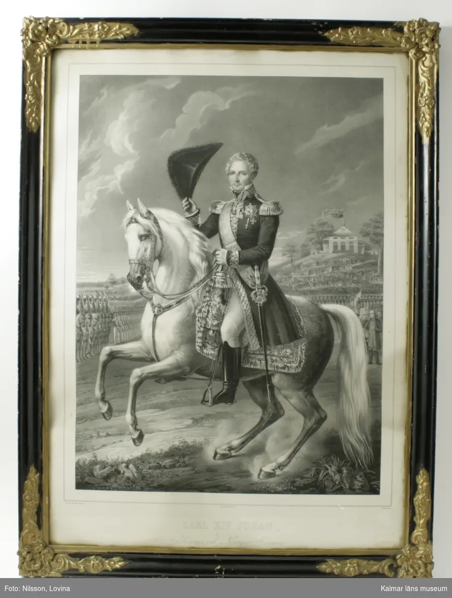 Ryttare till häst. Karl XIV Johan i uniform. Trupparad på Gärdet i Stockholm, borgen i bakgrunden.