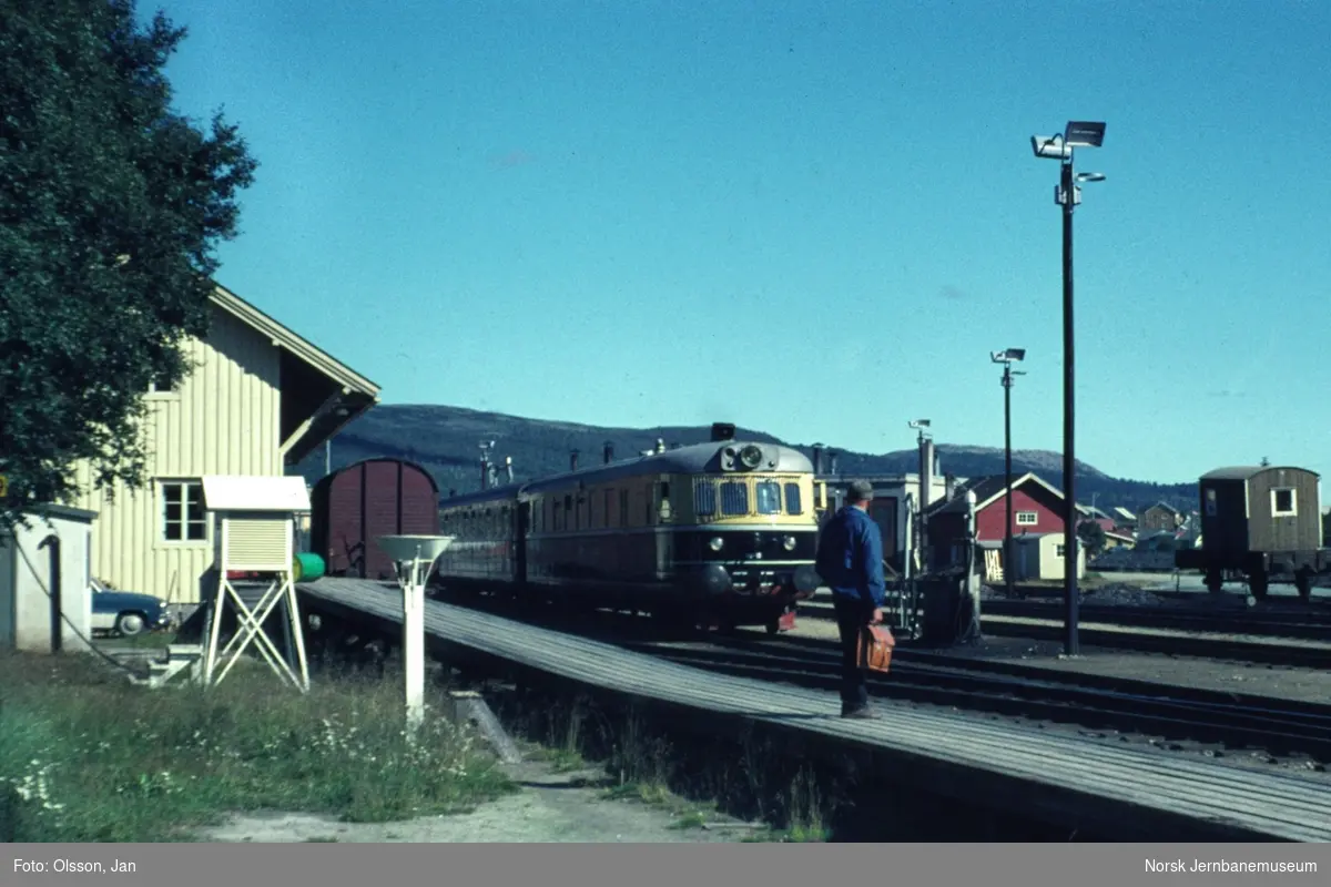 Dagtoget fra Oslo Ø til Trondheim, tog 301, på Røros stasjon. Toget består av motorvognsett type BM 88b.