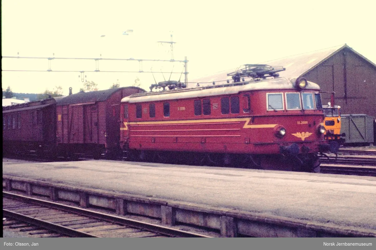 Tog fra Oslo Ø til Charlottenberg ankommer Kongsvinger stasjon. Toget trekkes av elektrisk lokomotiv El 11 2098.