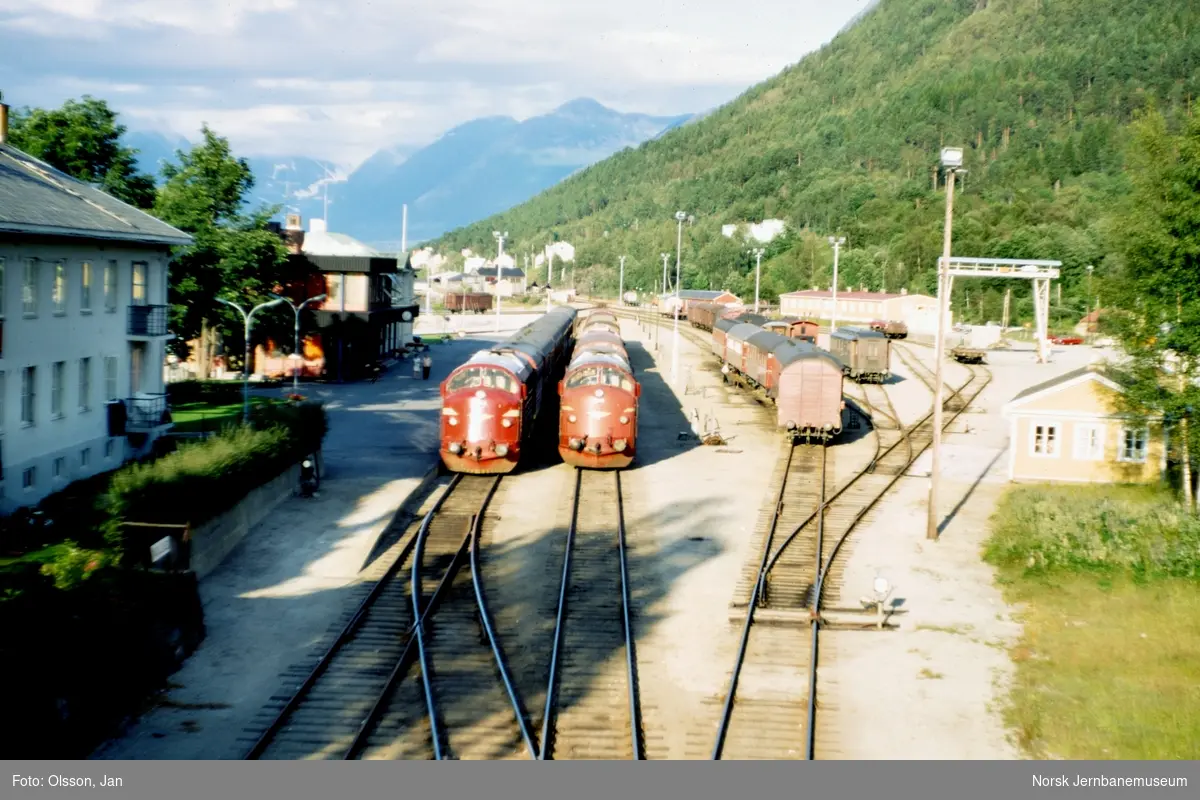 Åndalsnes stasjon med dagtoget til Oslo Ø i spor 1 og godstog til Oslo i spor 2. Togene trekkes av diesellokomotiv type Di 3.