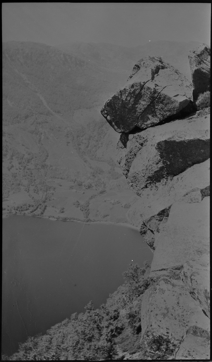 Bilder fra tur til Haukali og fjellene rundt Haukalivatnet i Forsand kommune. Det er bilder av fjellformasjoner, vann og gårder sett fra fjellet og av Magne Wabø og en kamerat som ror på vannet og spiser ute. Magne Wabø er gutten med bakoversleik og lysest hår.