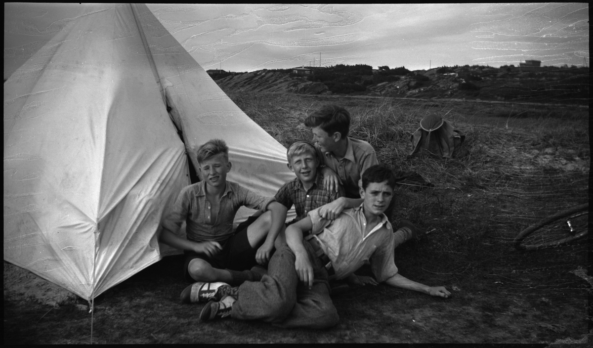 En gjeng med gutter leker ved noen telt og i sanddynene på Solasanden. Lindtner sitter fremme til venstre på bilde nr. fem. En gutt har på en skjorte med "SIF"- merket (Stavanger Idrettsforening).