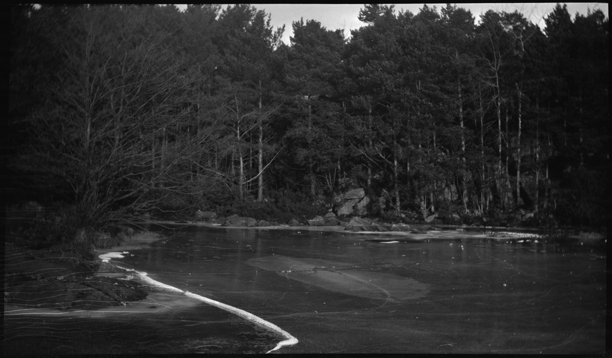 Lindtner og Otto Olsen ved et islagt vann, antageligvis Vommavatnet vest for Ims og Høle i Sandnes. På bilde nr. 1 er Otto Olsen til venstre og Lindtner til høyre.