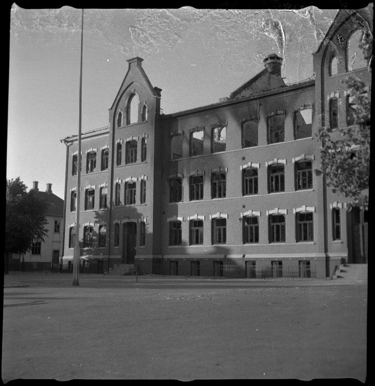 Storhaug skole og nærliggende hus i ruiner etter at et britisk bombefly ble skutt ned under andre verdenskrig.