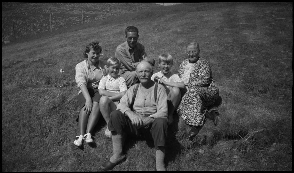 Lindtner ved Trollkjeften i ved Dalen i Strand kommune. Det er også bilder av en familie.