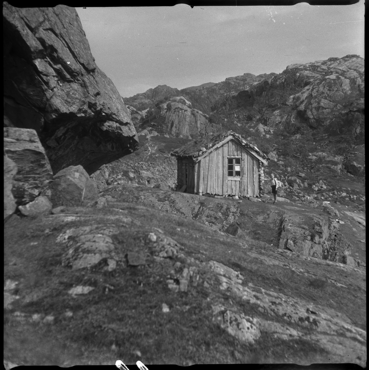 Bilder av familien Skjold fra Sauda i en hage og Oddvar Skjold som gutt på tur ved flere hytter og jettegryter i fjellet.