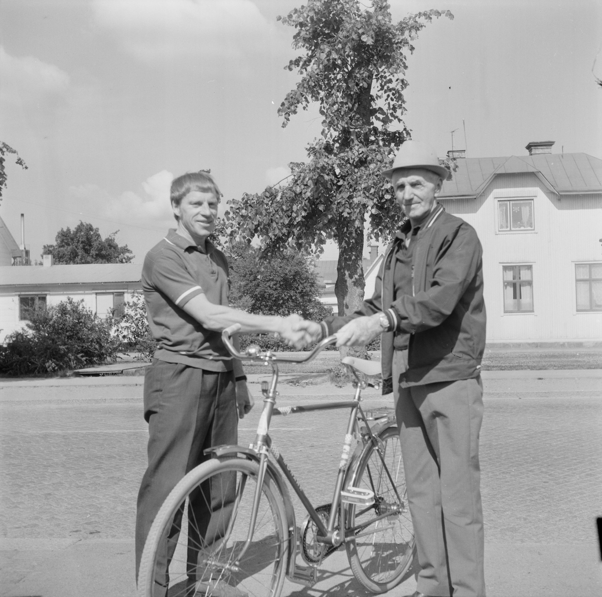 Pensionär vann cykel, Edvin Åkerström, Uppland, juli 1971