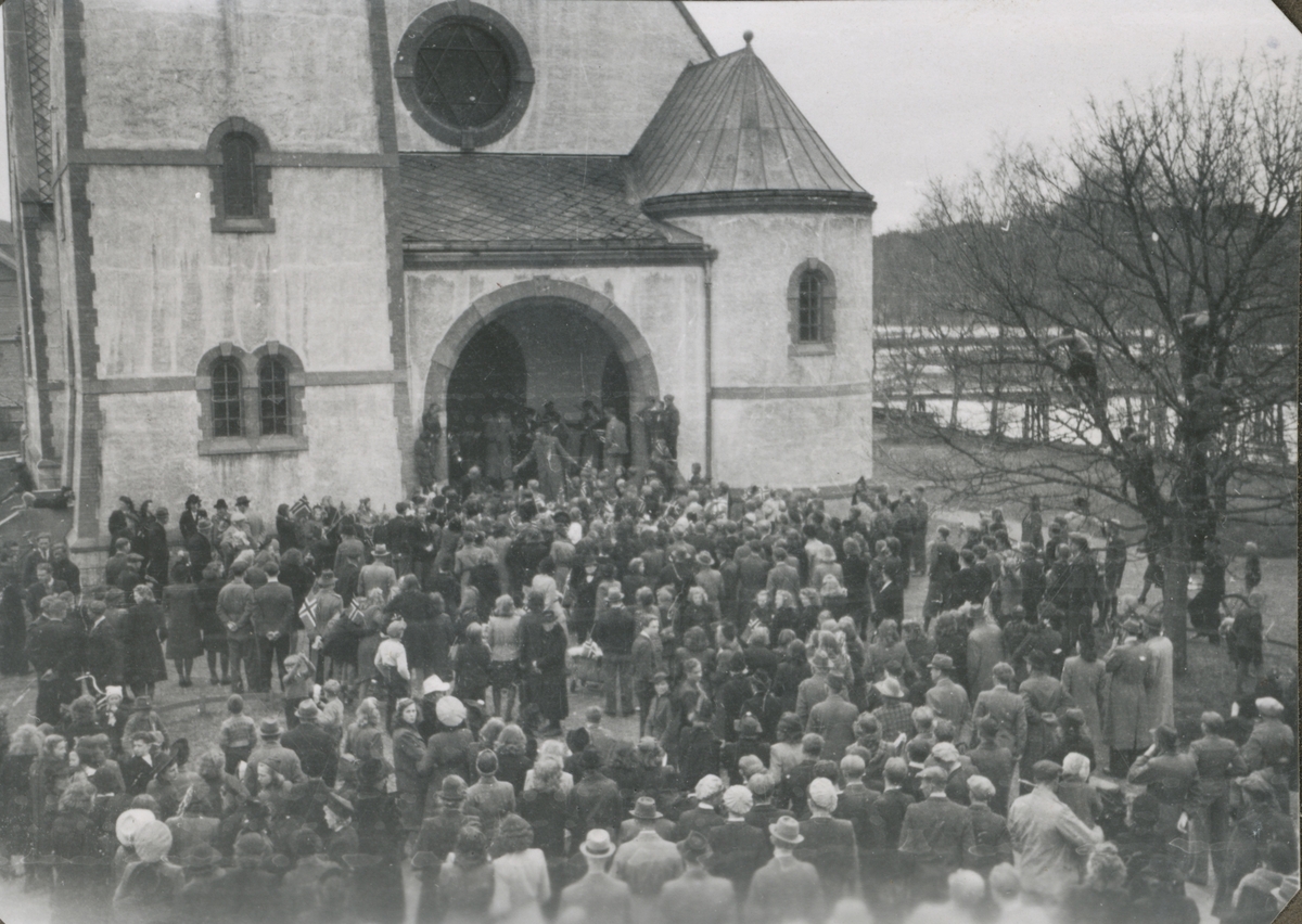 Ei stor folkemengde utenfor Levanger Kirke da fanger kom fra Falstad og Grini 8. mai 1945. Det var stor jubel og glede med hornmusikk og kirkeklokke- ringing. Heimefronten hadde en lett jobb med å holde orden.