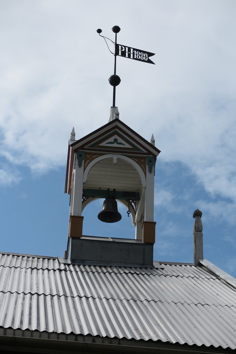 Klokketårnet på Veen (Ven) har kryssformet saltak (lanterneform) og har innslag av både sveitserstil og empirestil. Tårnet er plassert på en fjøslåve.