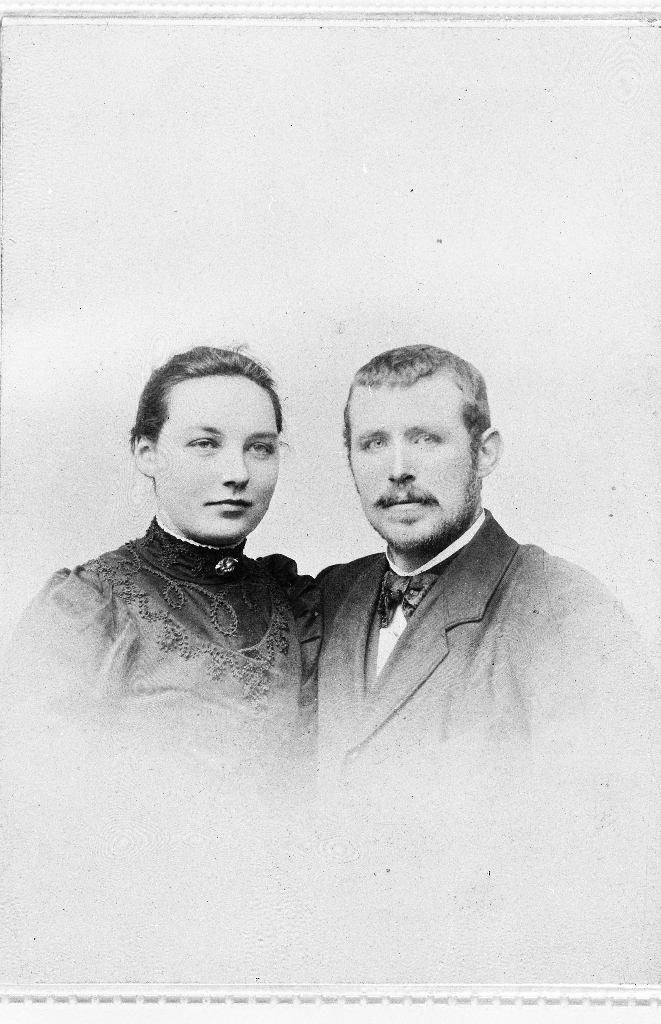 Forlovelsesbilete teke ca 1901 av Elisabet Kittelsdtr. Kydland (1.2.1881 - ) og Olaus Johan Eriksen (3.10.1877 - )